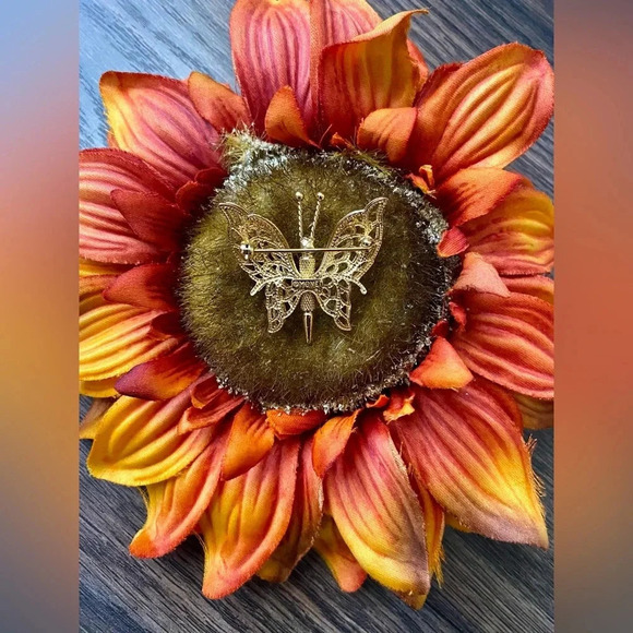 🌻5/$25🌻MONET Vintage Gold Toned Butterfly Brooch Pin - Picture 3 of 4